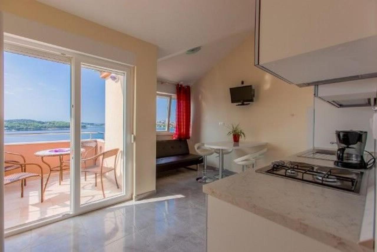 Apartments Smilje Рогозница Экстерьер фото
