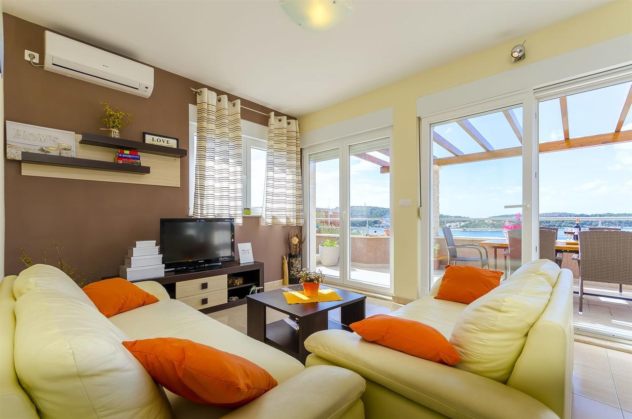 Apartments Smilje Рогозница Экстерьер фото
