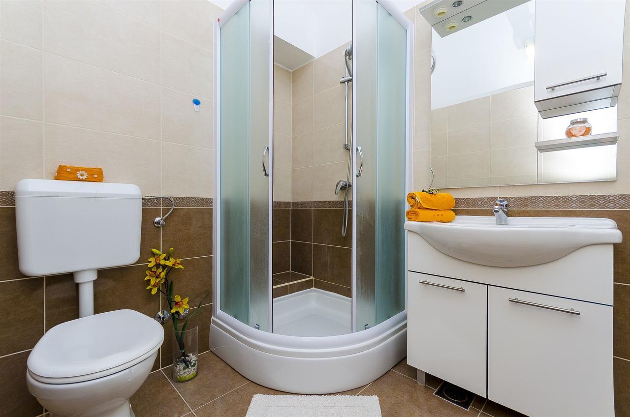 Apartments Smilje Рогозница Экстерьер фото