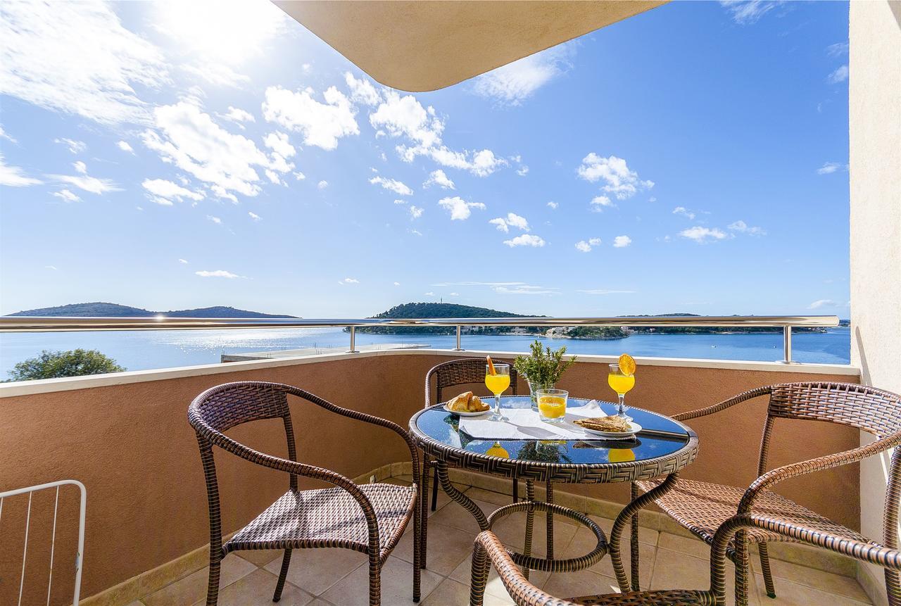 Apartments Smilje Рогозница Экстерьер фото