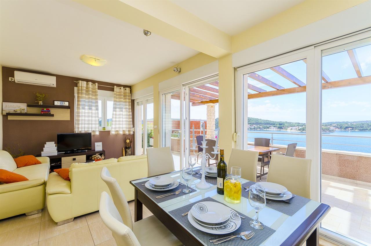 Apartments Smilje Рогозница Экстерьер фото